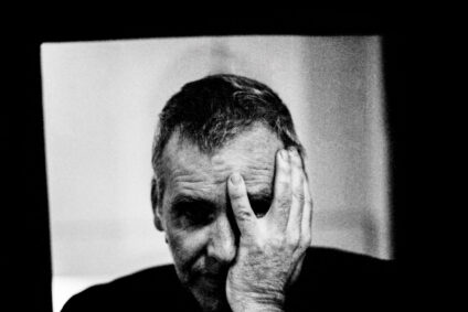 “Eine Idee kann nur so radikal sein, wie sie Abstand zu sich selbst bewahrt.” – Thomas Brinkmann im Gespräch